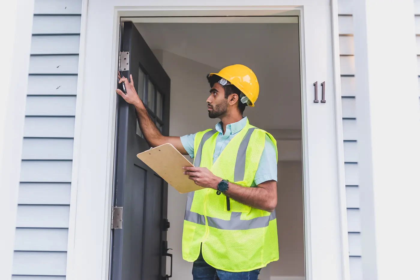 Técnico realizando uma inspeção detalhada na entrada de uma residência